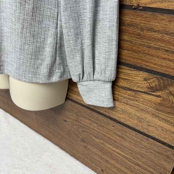 Nine West size medium  Gray Off-Shoulder Top long sleeve - Picture 7 of 8